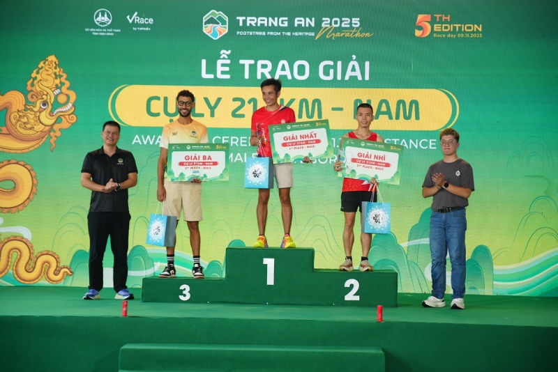 Van dong vien ky cuu Le Van Thao vo dich cu ly Half Marathon. Anh: Le Minh