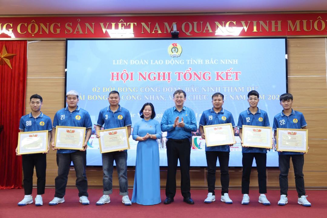 Ong Thach Van Chung - Chu tich LDLD tinh va ba Nguyen Thi Minh Nguyet - Chu tich Cong doan co so Tap doan KHKT Hong Hai tang Bang khen cho cac cau thu doi Cong doan Bac Ninh 2 tham du giai. Anh: Quyet Chien