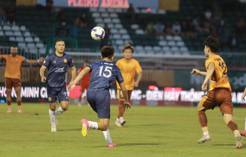 Hai doi nhap cuoc day quyet tam. Anh: Vu Le