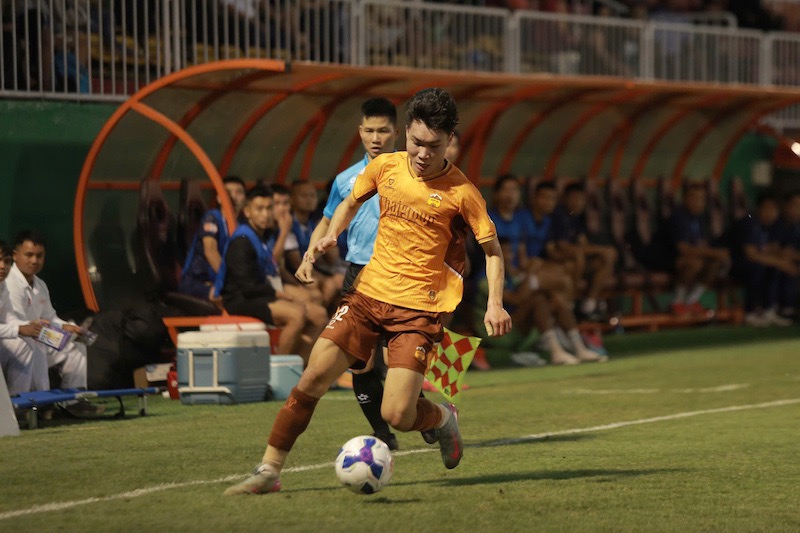 Hoang Anh Gia Lai dang nam loi the san nha. Anh: Vu Le