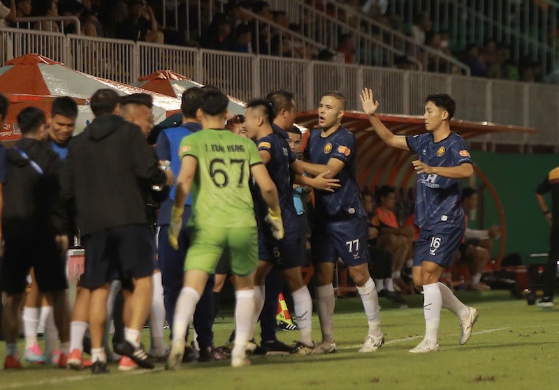 Cau lac bo Thanh Hoa an mung ban thang. Anh: Vu Le