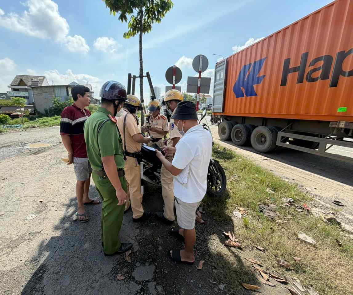 Police handle many tractor-trailers violating the law on My Phuoc - Tan Van road. Photo: Dinh Trong