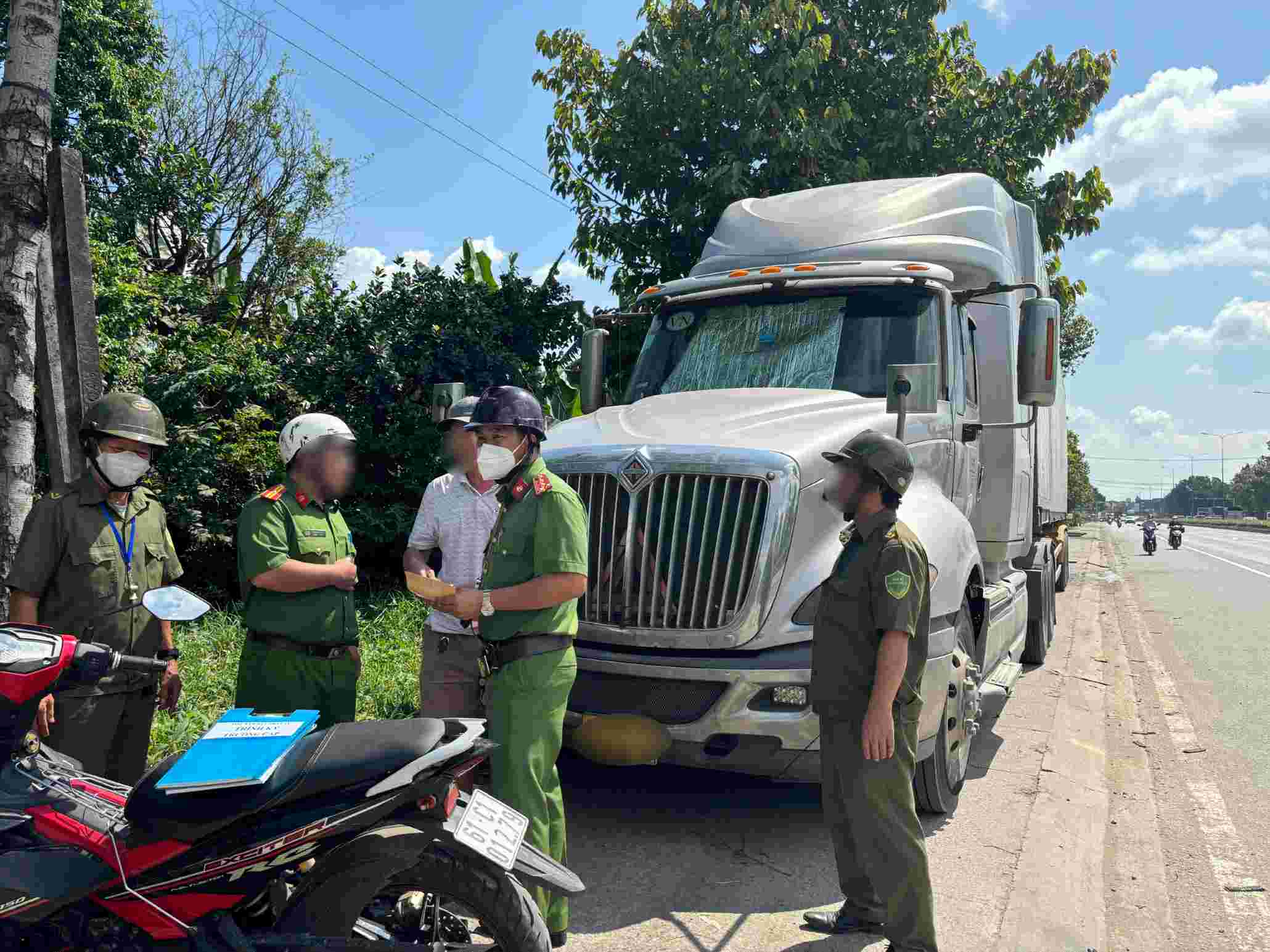 Cong an phat hien xu ly nhieu xe vi pham. Anh: Dinh Trong