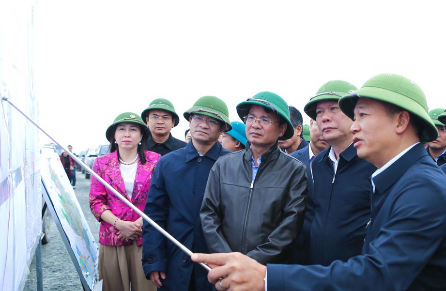 ニンビン省の指導者らはキムドンコミューンのフレキシブル発電所プロジェクト建設のための投資計画の場所を視察した。写真: デュー・アン
