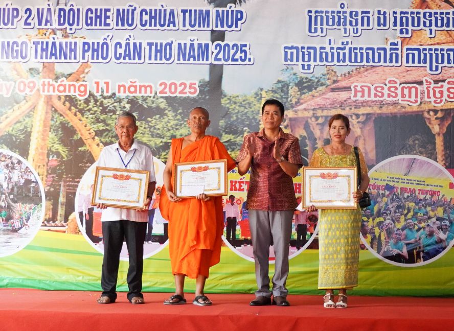 Lanh dao xa An Ninh (TP Can Tho) khen thuong tap the, ca nhan co dong gop truc tiep vao thanh tich 2 doi ghe Ngo. Anh: Phuong Anh