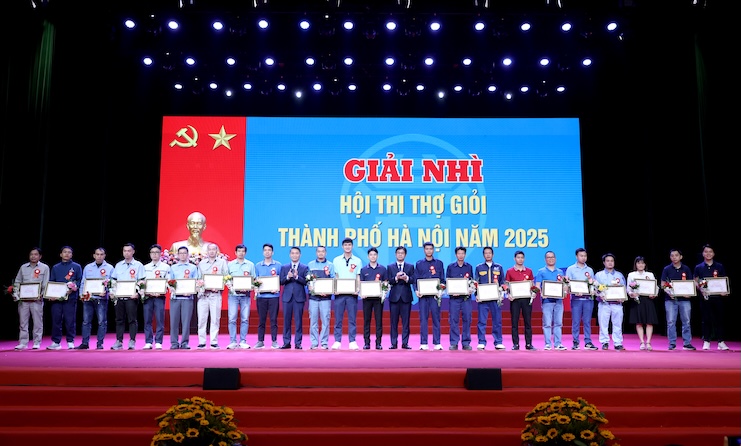 The leaders of the Hanoi City Labor Federation awarded the contestants who won the second prize in the Hanoi City Skilled Workers' Competition in 2025. Photo: Manh Quan