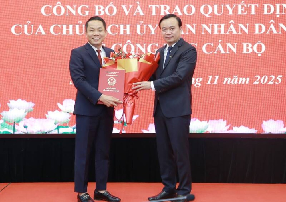 Lanh dao tinh Son La chuc mung ong Nguyen Van Bac duoc bo nhiem giu chuc vu Chanh Thanh tra tinh Son La. Anh: Thu Thuy