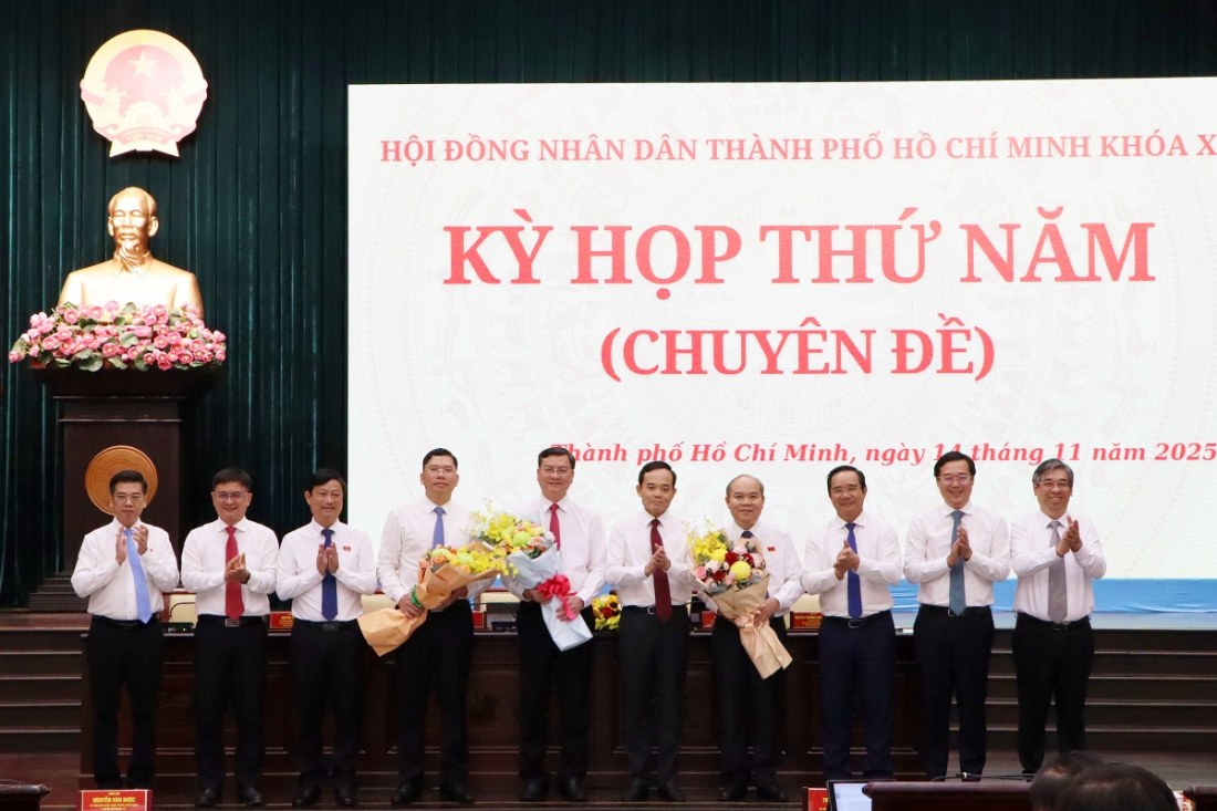 Ho Chi Minh City leaders presented flowers to congratulate the officials elected as Vice Chairman of the City People's Committee. Photo: hochiminhcity.gov.vn