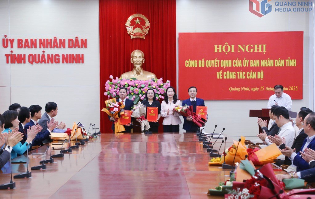 Ba Nguyen Thi Hanh - Pho Chu tich UBND tinh Quang Ninh - trao quyet dinh cho cac lanh dao Ban Xuc tien Dau tu, Thuong mai va Du lich tinh Quang Ninh. Anh: Nguyen Thanh