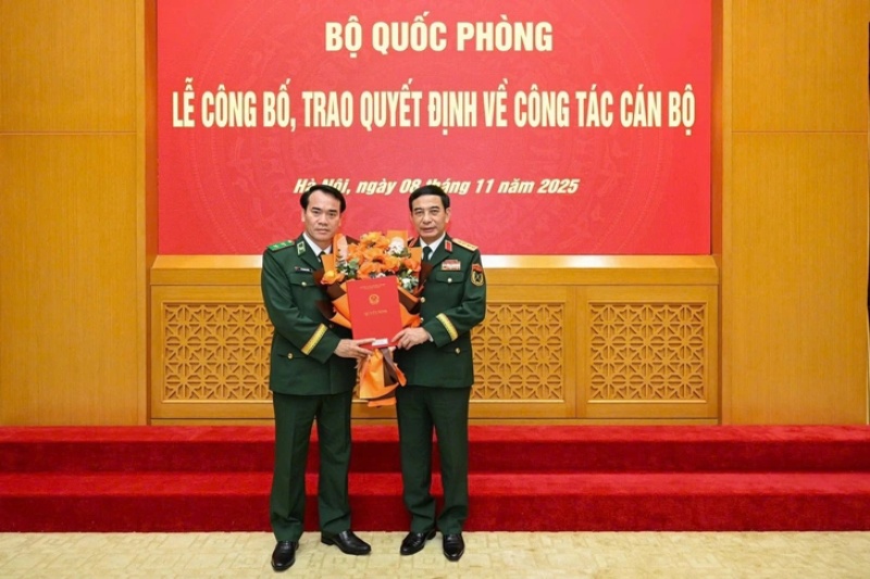 Sur ordre du president de la Republique et du Premier ministre le general Phan Van Giang - membre du Bureau politique et ministre de la Defense - a remis la decision et offert des fleurs de felicitations au lieutenant-general Vu Trung Kien. Photo : VGP
