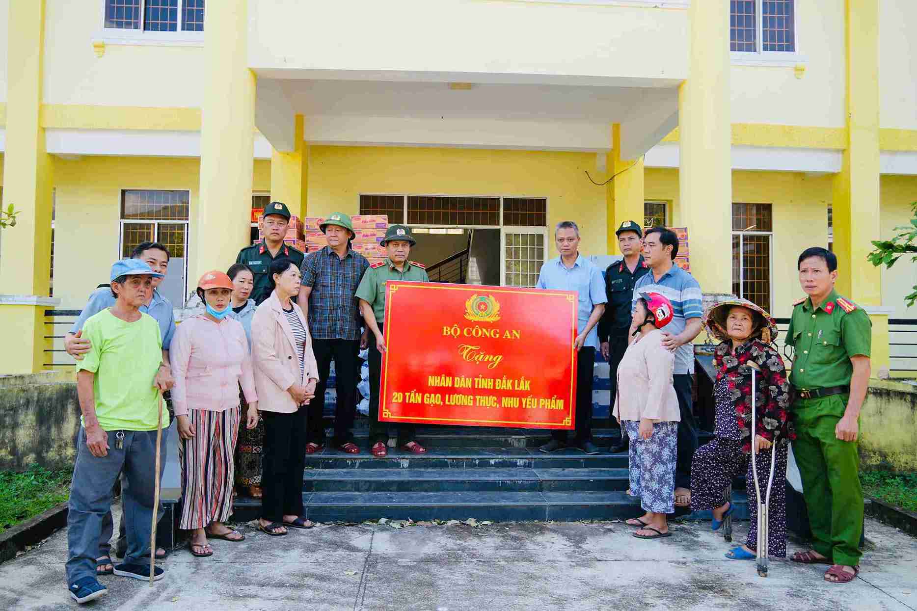 公安省は、暴風雨13号の影響を克服するためにダクラクの人々に20トンの食料と物資を支援した。写真：警察提供
