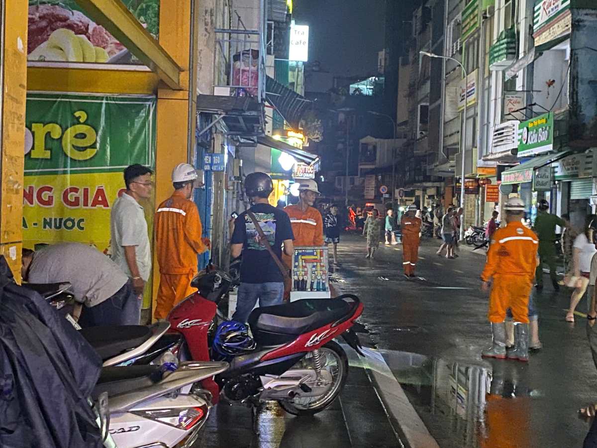 Hien truong tren duong De Tham (phuong Cau Ong Lanh) noi nam thanh nien bi dien giat tu vong toi 8.11. Anh: Dong Hoang 