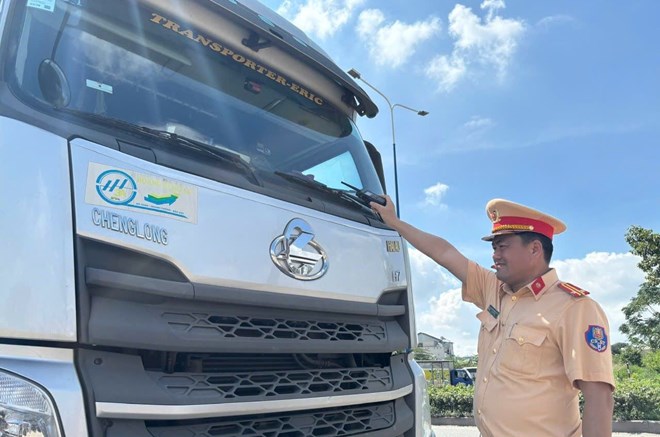 TPHCM dang tang cuong kiem tra, xu ly cac phuong tien co tai trong, kich thuoc lon. Anh: PC08 
