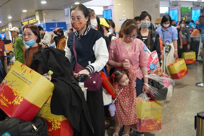 Hang tram nguoi lao dong duoc ve que don Tet tren “Chuyen bay Cong doan Xuan 2025” khoi hanh tu san bay Tan Son Nhat. Ảnh: Anh Tu 
