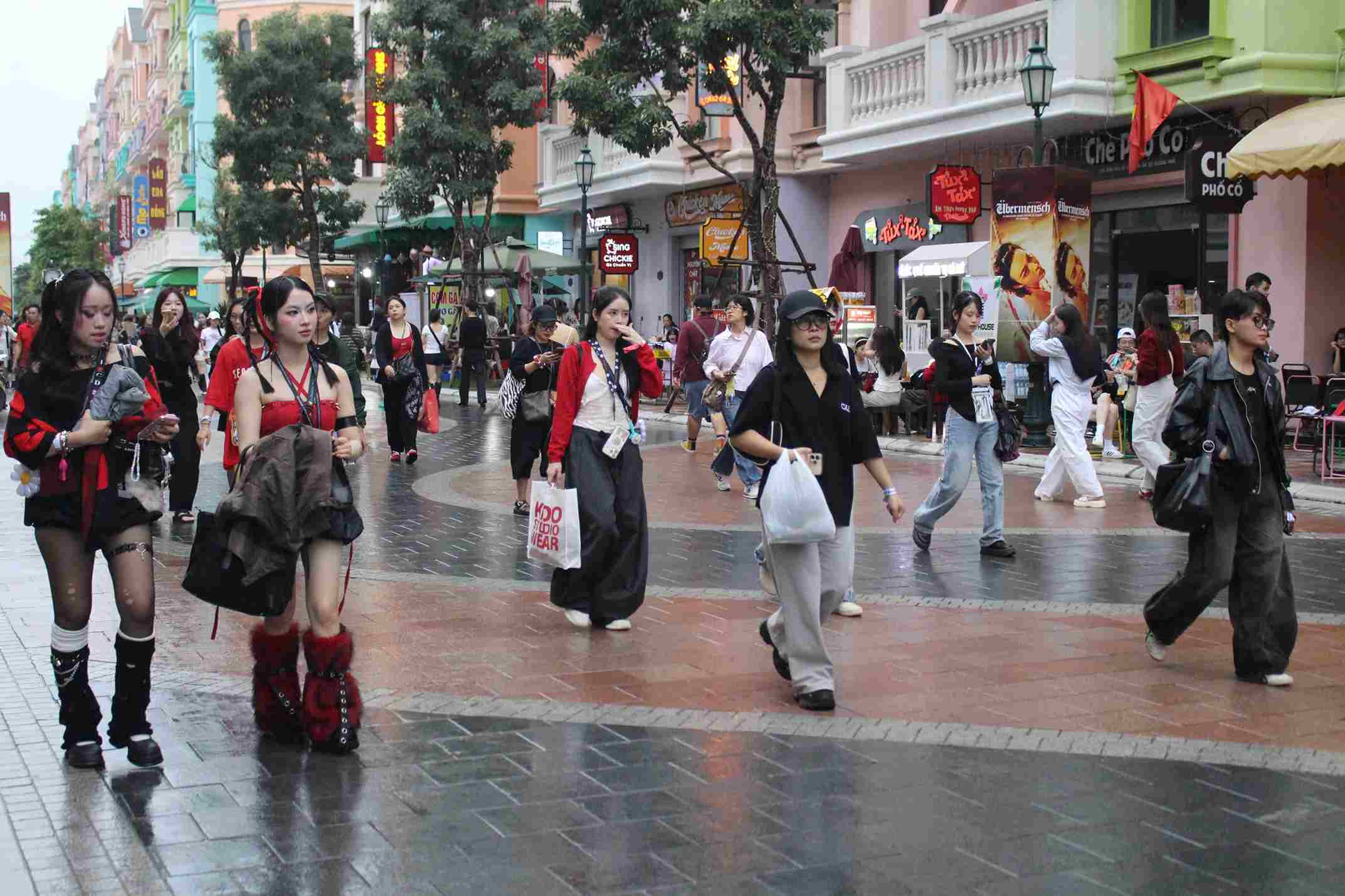 Dong nguoi di chuyen ve khu vuc “checkin” tham gia dem nhac nam ca than tuong G-Dragon. Anh: Le Tuyen