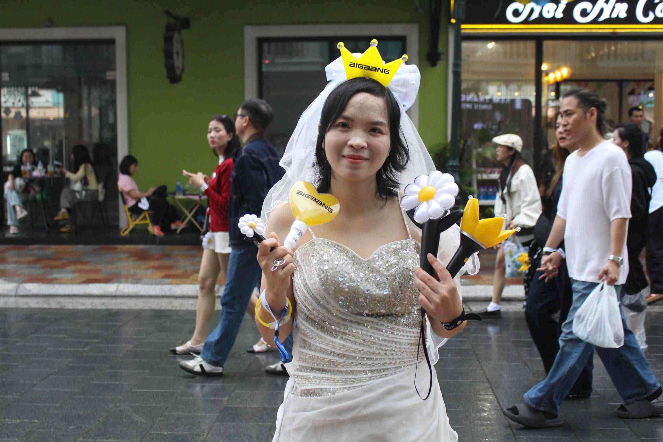 Chi Thu Thao rang ro trong chiec vay cuoi tham gia dem nhac ngay 2 cua G-Dragon tai Viet Nam. Anh: Le Tuyen