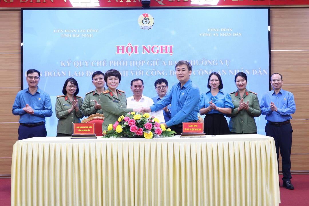 Leaders of the Bac Ninh Provincial Federation of Labor and the People's Public Security Trade Union signed the Coordination Regulation. Photo: Quyet Chien