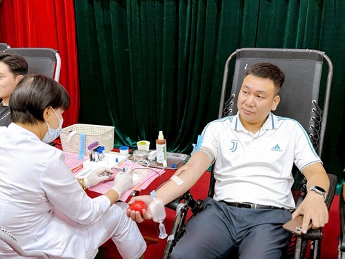 More than 400 volunteers in Thanh Liet ward participated in the Blood Donation Festival. Photo: Quynh Ngoc