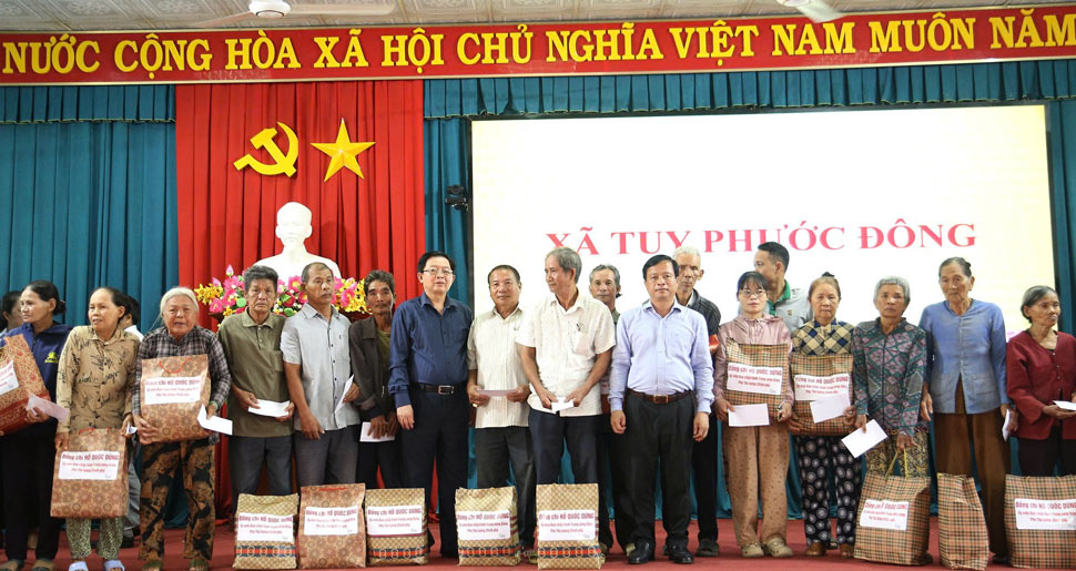 Pho Thu tuong ho tro 20 ho co nha bi sap hoan toan so tien 60 trieu dong/ho. Anh: Hong An