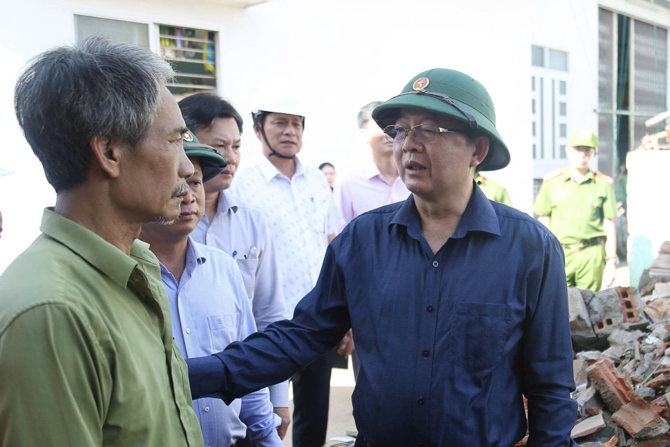 Pho Thu tuong Chinh phu Ho Quoc Dung dong vien ho dan co nha bi thiet hai do bao. Anh: Hong An