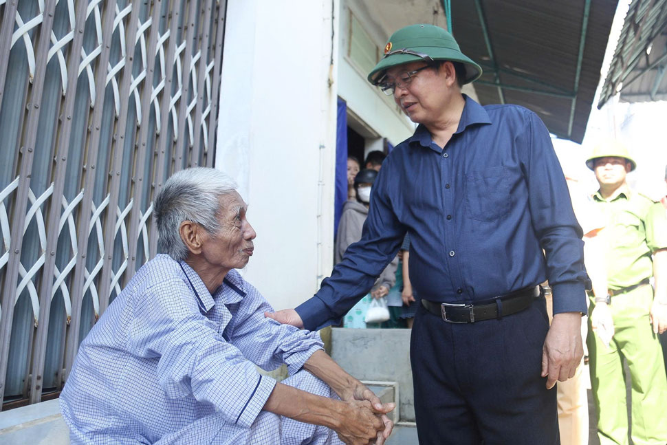Deputy Prime Minister Ho Quoc Dung encouraged the people of Gia Lai who suffered heavy damage due to storm No. 13. Photo: Hong An