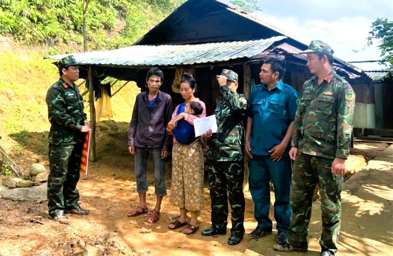 Vingroup va luc luong quan su Da Nang ho tro gia dinh be trai gap nan 100 trieu dong. Anh: DVCC