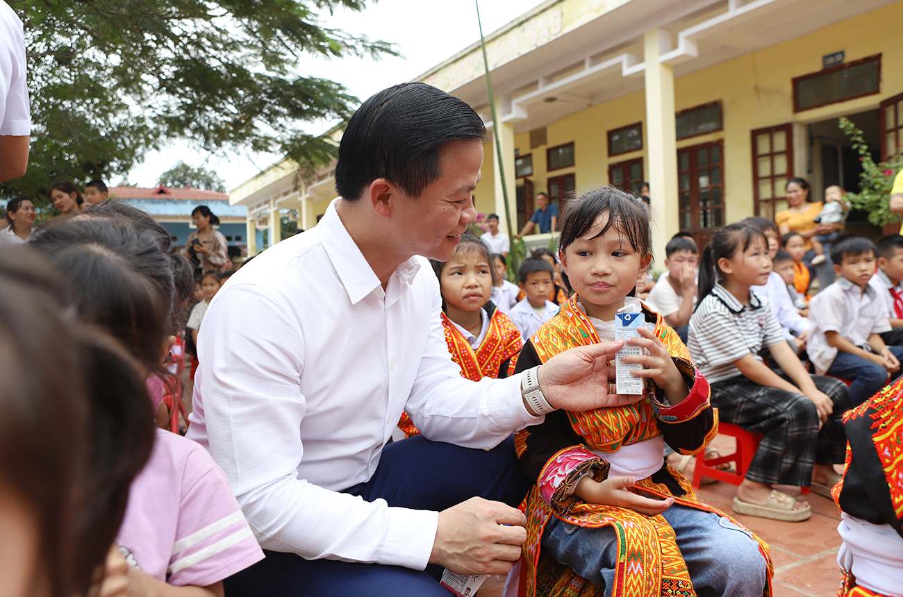 Chairman of the People's Committee of Bac Ninh province Vuong Quoc Tuan presented milk to students at Tuan Dao Primary School, Tuan Dao commune. Photo: Nguyen Mien