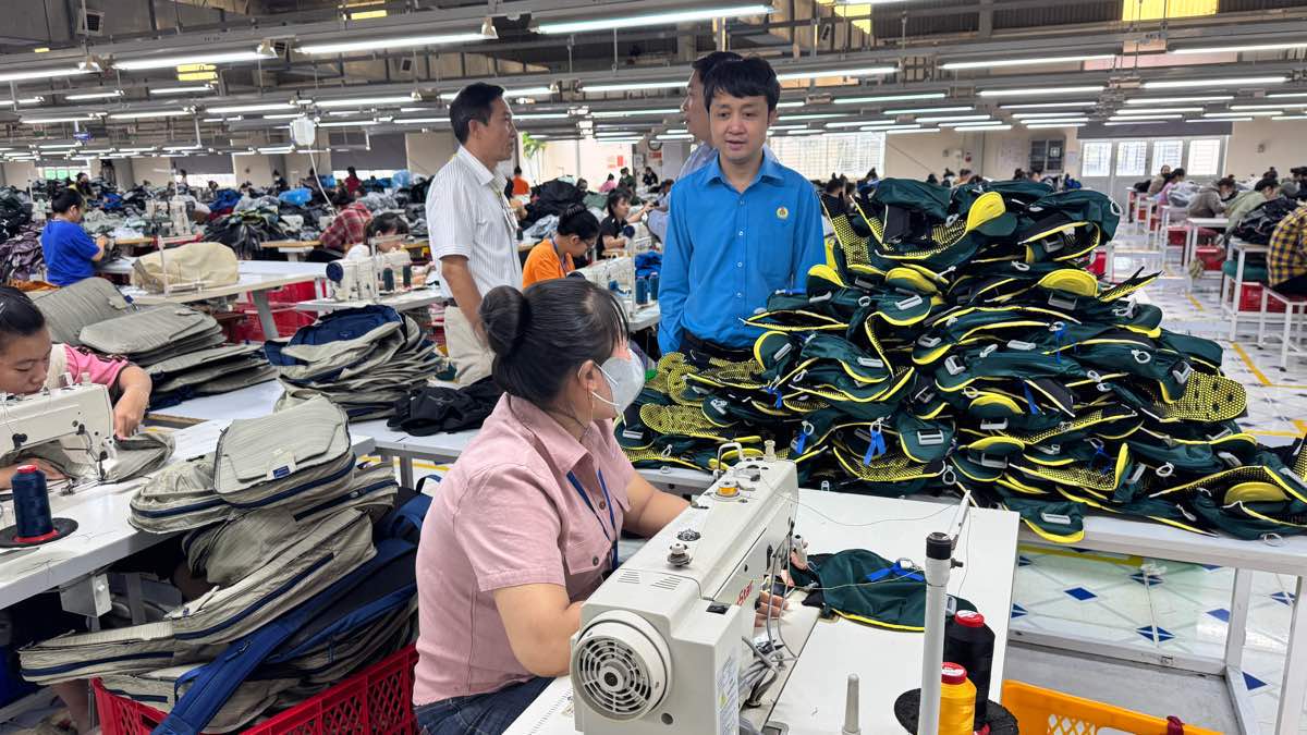 Ong Ho Cong Duong - Pho Chu tich Thuong truc LDLD tinh tham hoi cong nhan, nguoi lao dong. Anh: Duy Tuan