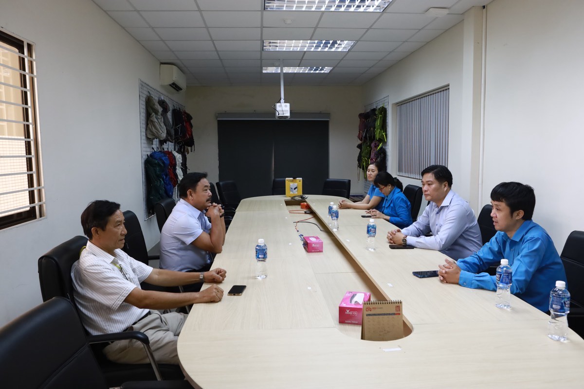 Lanh dao LDLD tinh Lam Dong lam viec voi cong doan co so. Anh: Duy Tuan