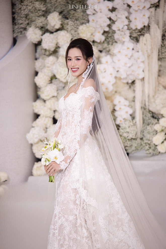 Do Thi Ha rang ro trong ngay trong dai. Anh: Le Chi Linh