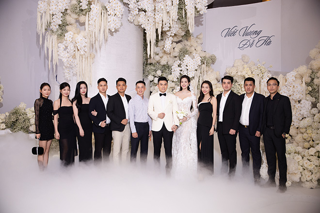 Ban be, dong nghiep toi chung vui cung Hoa hau Do Thi Ha va doanh nhan Viet Vuong. Anh: Le Chi Linh