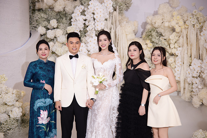 Co dau, chu re chup hinh cung nguoi than. Anh: Le Chi Linh