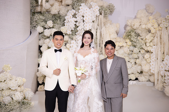 Cap doi nhan duoc nhieu loi chuc phuc trong ngay vui. Anh: Le Chi Linh