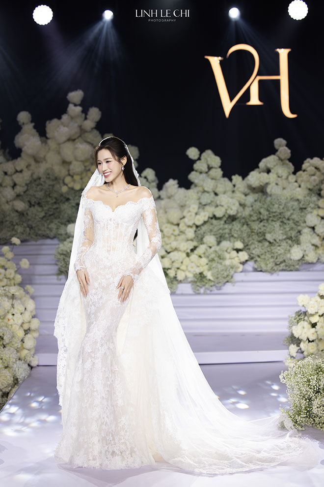 Do Thi Ha dien vay cuoi trang thuot tha, khoe voc dang nuot na. Anh: Le Chi Linh