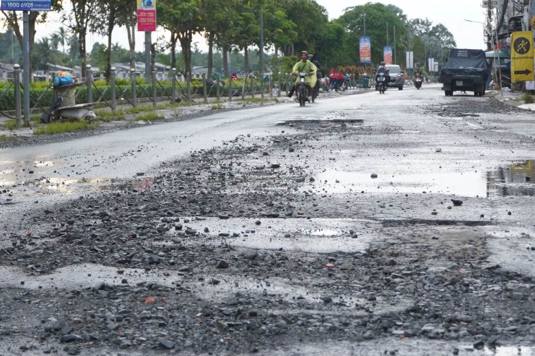 Close-up of the road in Can Tho devastated after high tides. Photo: Ta Quang