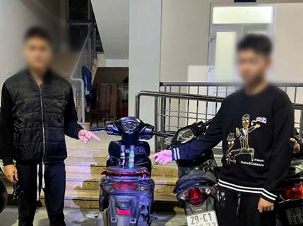 2 đối tượng tàng trữ bình xịt hơi cay. Ảnh: Công an Hà Nội

