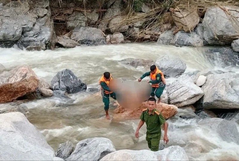 Luc luong chuc nang xa Tra Tap, TP.Da Nang tim thay thi the chau be bi nuoc cuon. Anh: Truong An