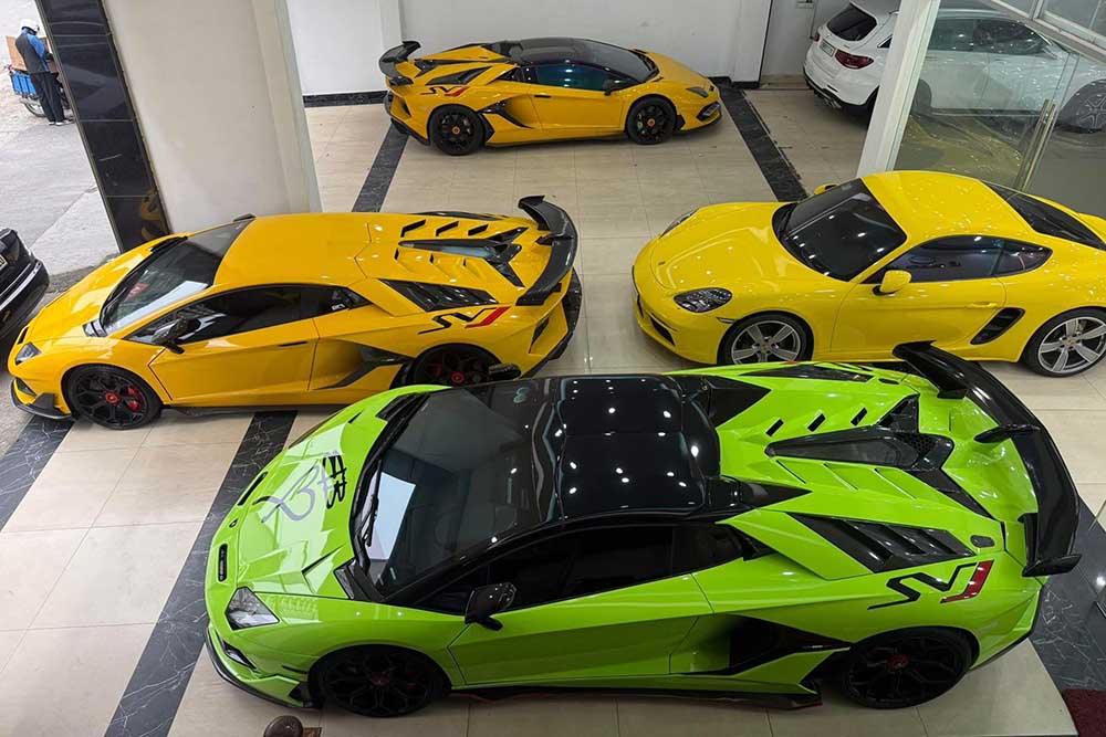 SVJボディキットを装着した3台のランボルギーニ・アヴェンタドールLP700-4がハノイの街路に一斉に登場し、自動車愛好家の注目を集めた。写真: ヴァン・ドゥオック