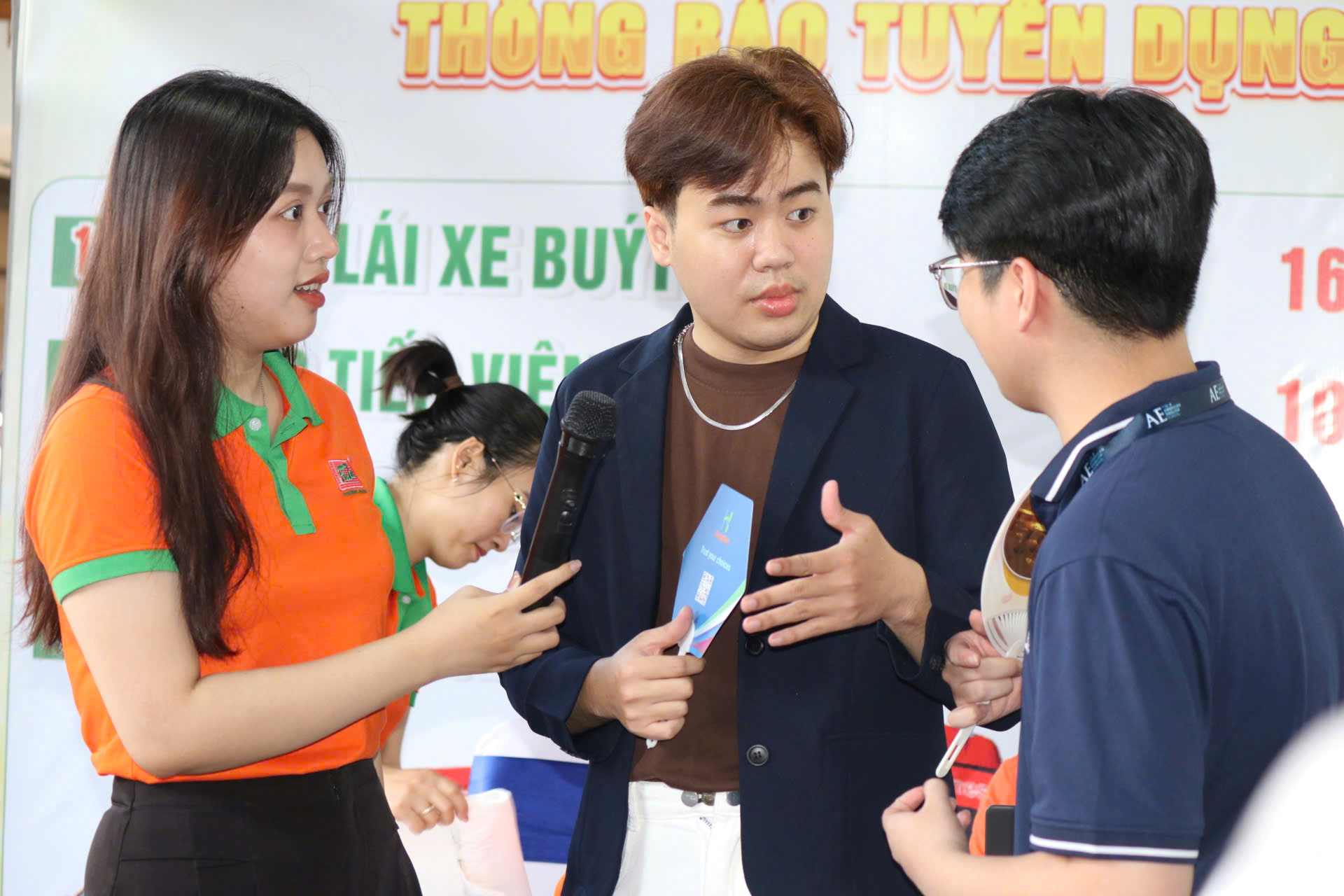 Workers looking for job opportunities at Job Link 2025. Photo: Hoang Trieu