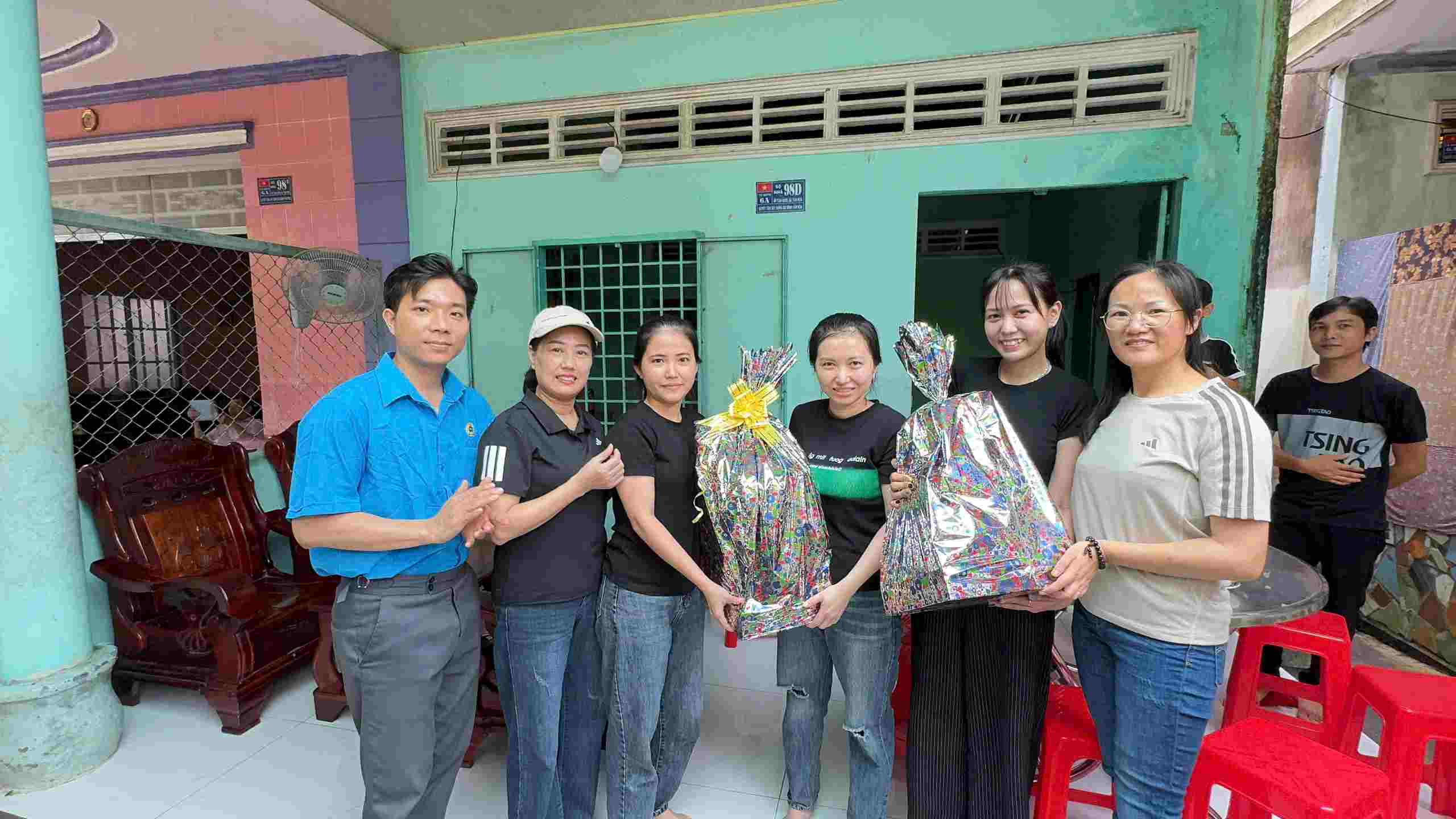 The Trade Union and the Board of Directors of Mega Surplus VN Shoes Co., Ltd. visited and presented gifts to workers at their residence. Photo: Hoang Loc