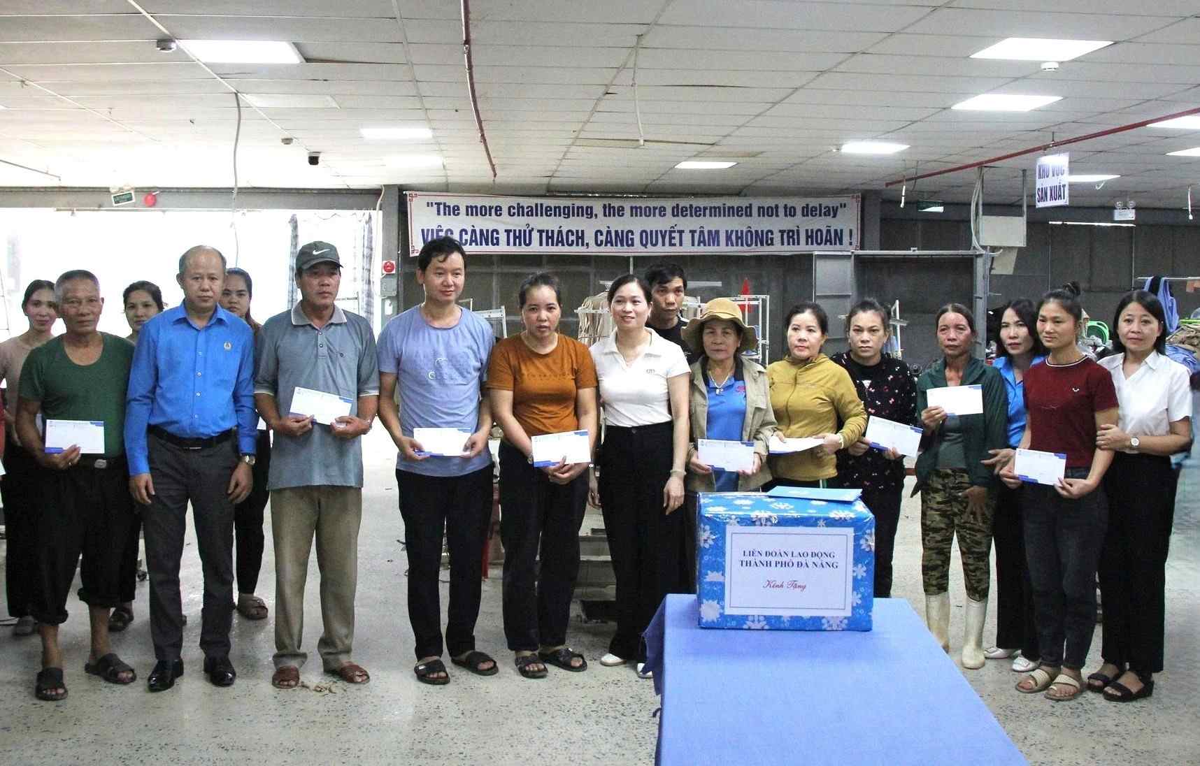 Leaders of the Da Nang City Labor Federation visited and supported workers and forces on duty to overcome the consequences of floods and landslides. Photo: Truong An