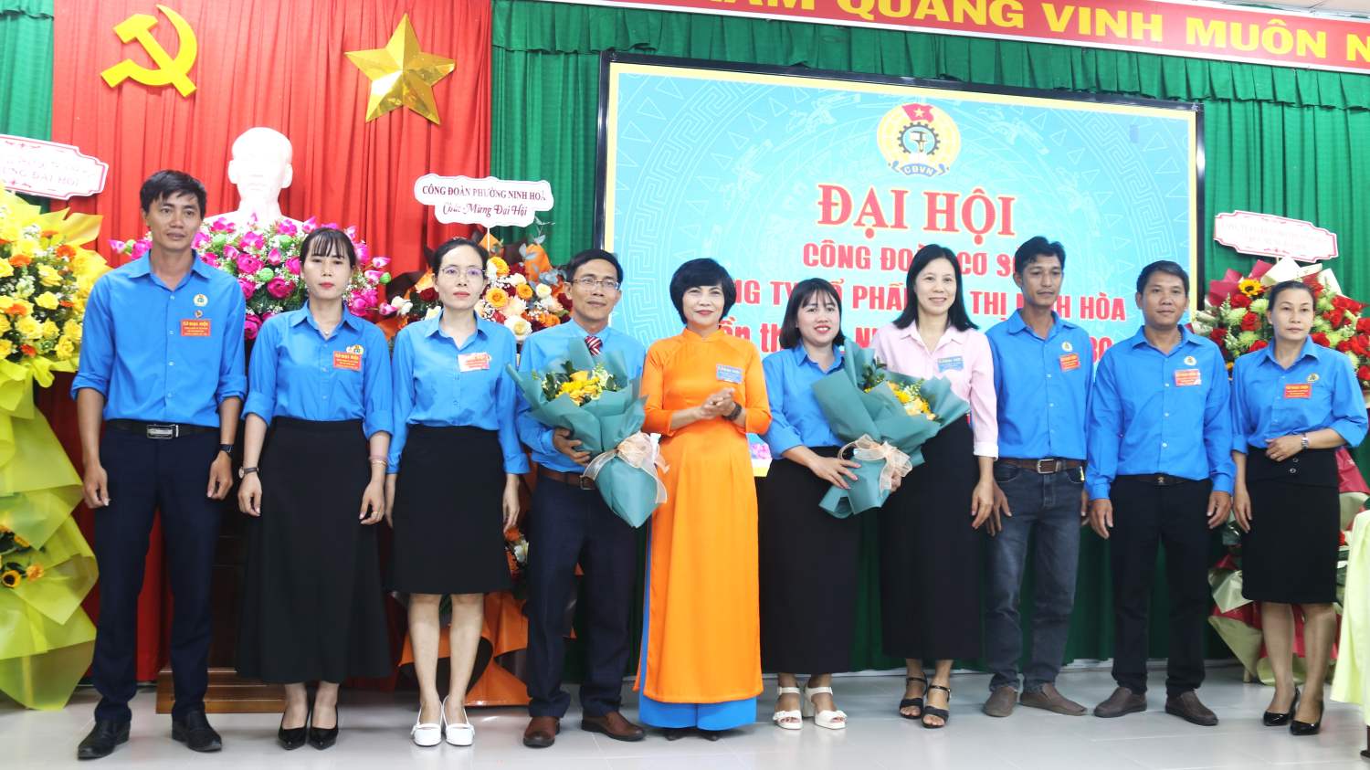 The Executive Committee of the Trade Union of Ninh Hoa Urban Environment Joint Stock Company for the 2025-2030 term was introduced at the congress and brought many expectations to be sent by union members. Photo: Phuong Linh