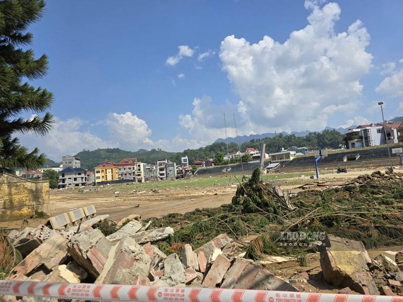 Khi lu rut di san van dong da hu hong nang, nhieu hang muc sap do hoan toan. Anh: Tan Van