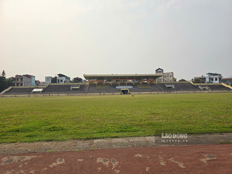 San van dong thanh pho Cao Bang khi chua hung chiu lu lut. Anh: Tan Van
