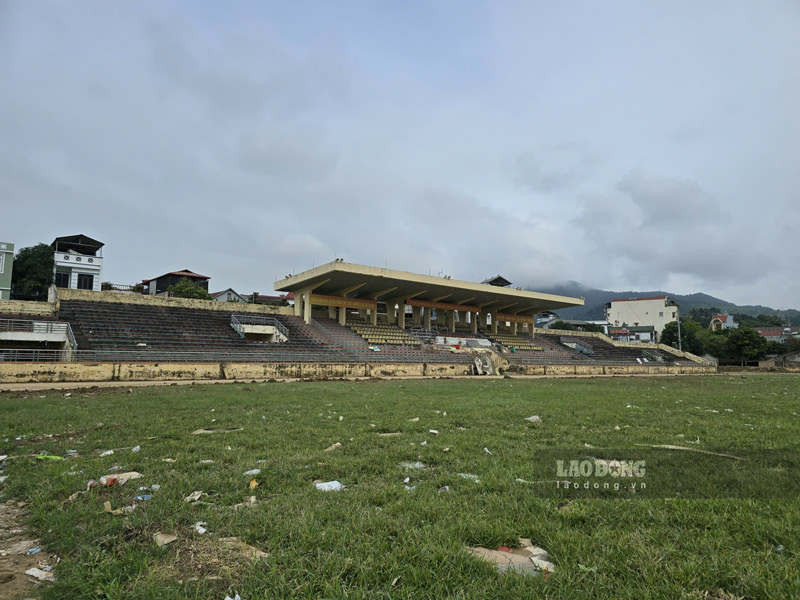 Khan dai A - khu vuc co mai che la noi duy nhat cua san van dong con lanh lan sau 2 con bao lu. Anh: Tan Van