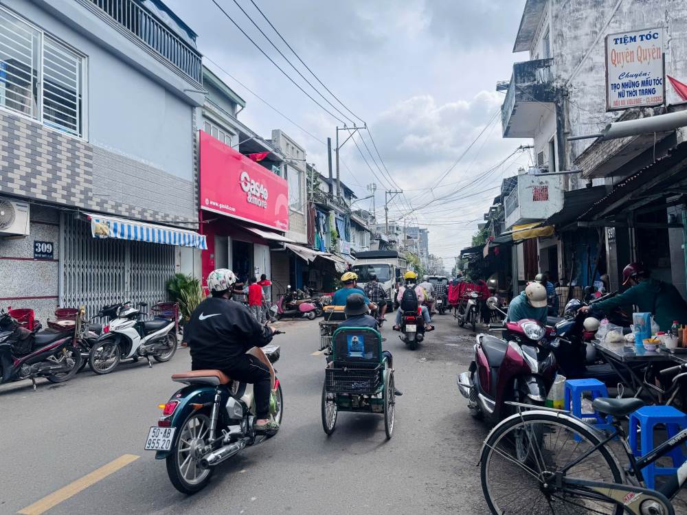 Tuyen duong Ton That Thuyet thuong dong duc phuong tien qua lai, nhat la gio cao diem. Anh: Anh Tu