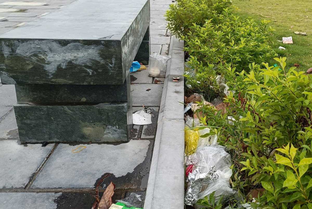 Rac thai trai doc vuon hoa, duoi ghe da. Ảnh: Bang Tam