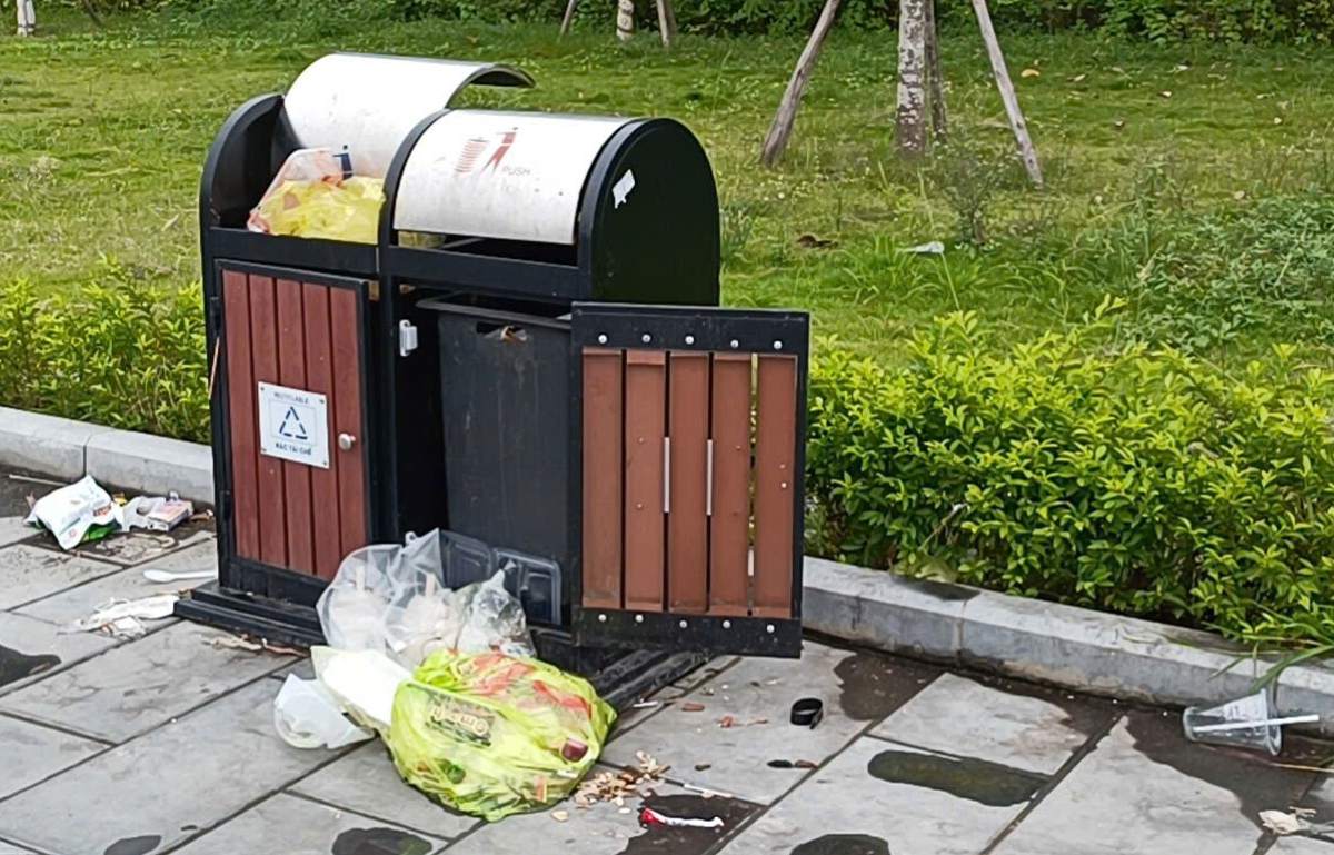 Thung rac mat ve sinh, mi quan o khuon vien vuon hoa mieu An Da. Ảnh: Bang Tam