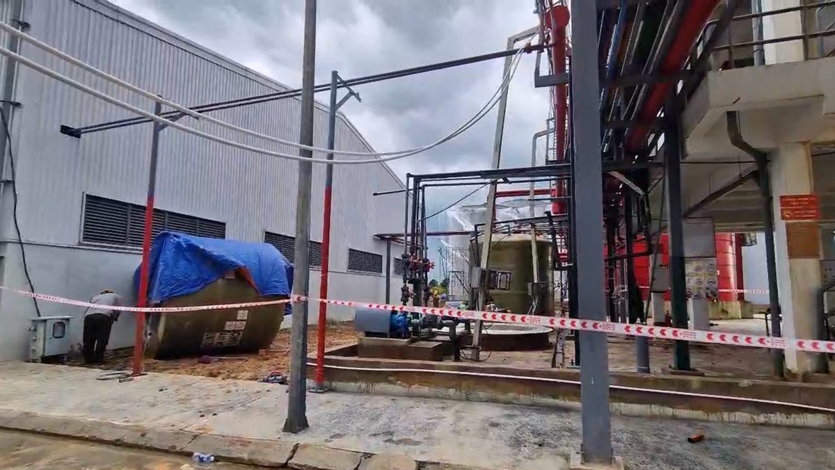 作業員2名が死亡した化学タンクの爆発現場.