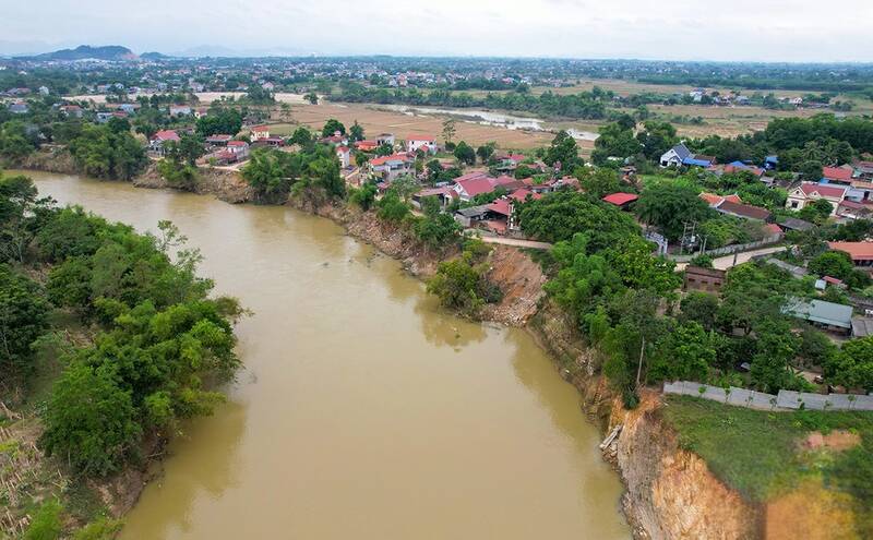 People are worried about the prolonged landslides on the Cau River bank. Photo: Viet Bac